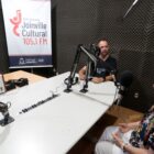 Três pessoas em um estúdio de rádio gravam programa