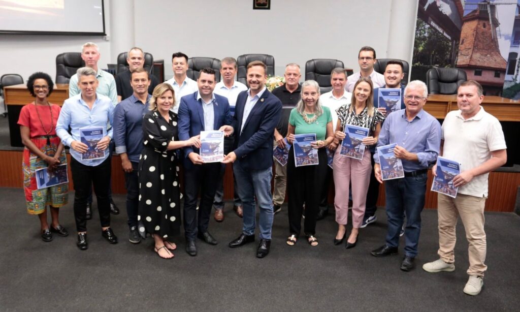 Prefeito Adriano Silva entrega Relatório de Transparência para a Câmara de Vereadores