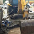 Máquinas trabalham em rua aberta para manutenção