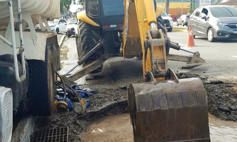 Águas de Joinville trabalha em manutenção emergencial na Avenida Procópio Gomes