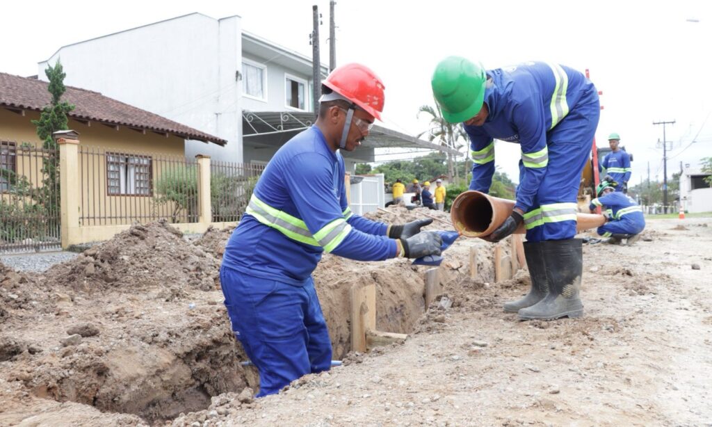 Com mais de R$ 60 milhões em investimentos, Morro do Meio e Vila Nova recebem novas frentes de obras na rede de esgoto