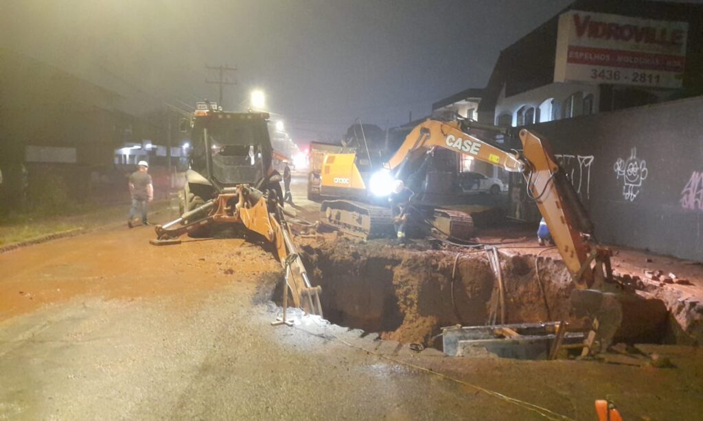 Águas de Joinville trabalha em manutenção emergencial na rua Florianópolis