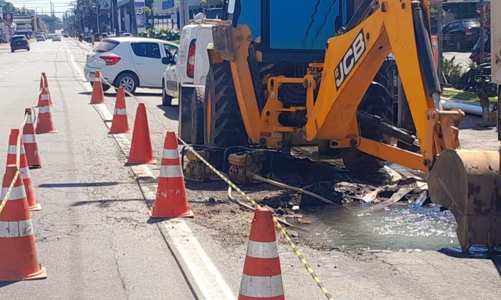 Águas de Joinville faz reparo de vazamento na rua Dr. João Colin nesta terça-feira