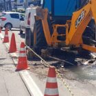 Máquina realiza escavação na via