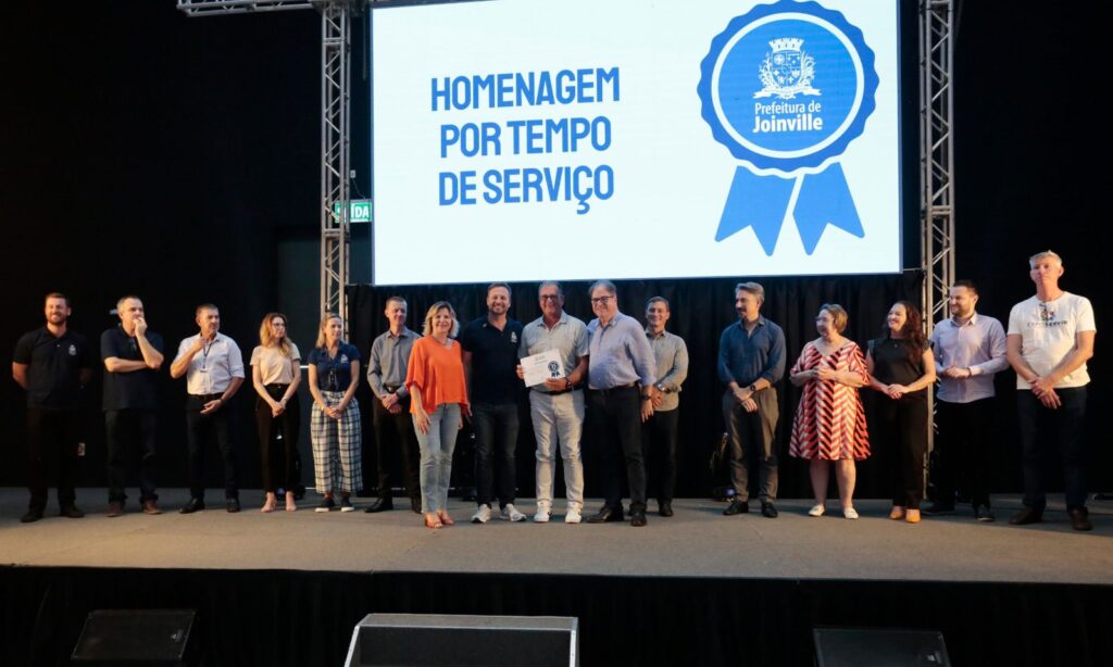 Prefeitura de Joinville homenageia servidores por tempo de serviço