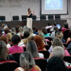 Palestrante fala para pessoas no auditório