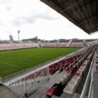 Imagem interna do campo de futebol Arena Joinville