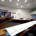 Plenário da Câmara de Vereadores com vereadores na bancada e técnicos da Seinfra com mapa