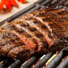 Pedaço de carne assada em cima de uma grelha