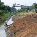 Máquina retira terra de rio