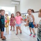 Crianças brincam em sala de centro de educação infantil