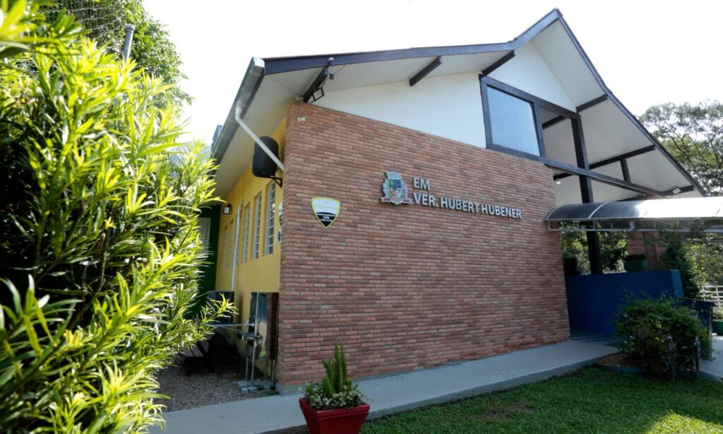 Prefeitura entrega Ordem de Serviço para construção de quadra coberta em escola do Quiriri