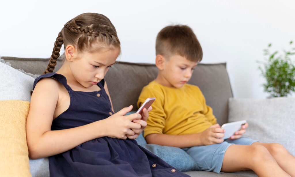 Escola de Pais tem abertura com live sobre os impactos do excesso de telas no desenvolvimento de crianças e adolescentes