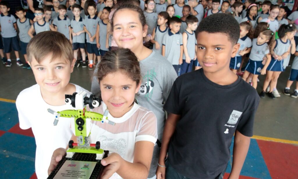 Alunos são recepcionados em Escola Municipal de Joinville após ganharem troféu em evento nos Estados Unidos