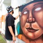 Artista faz grafite em muro do museu