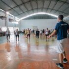 Professor dá aula de ginástica para idosos em ginásio