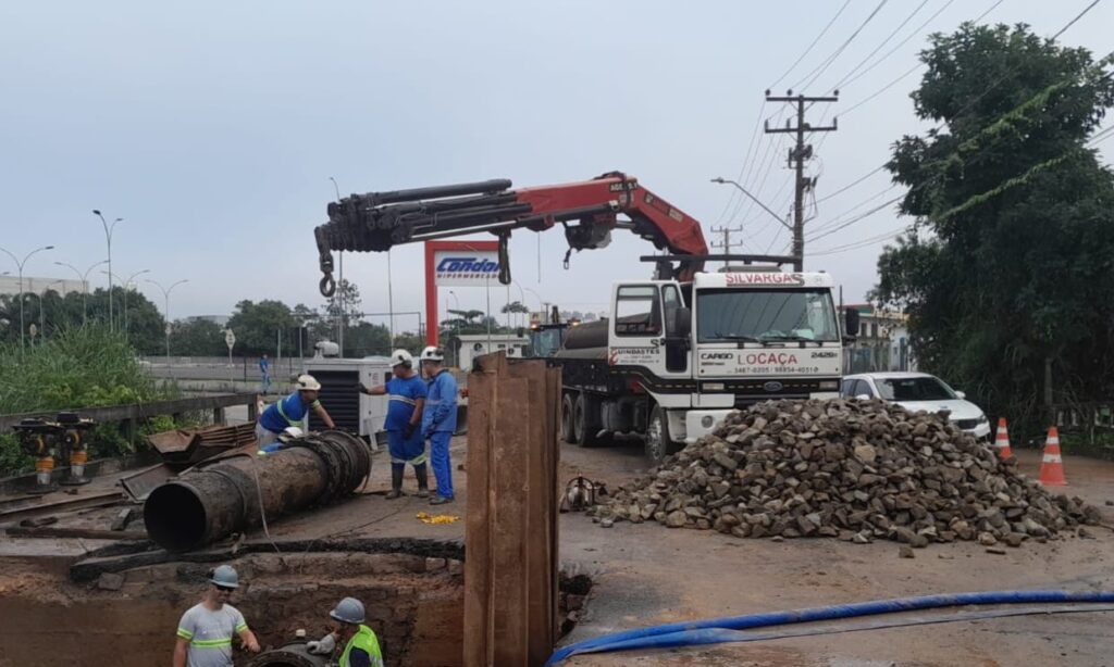 Águas de Joinville executa novo reparo na rede de água da rua Florianópolis