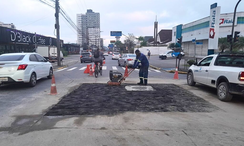 Águas de Joinville executa melhorias na rede de esgoto do Centro