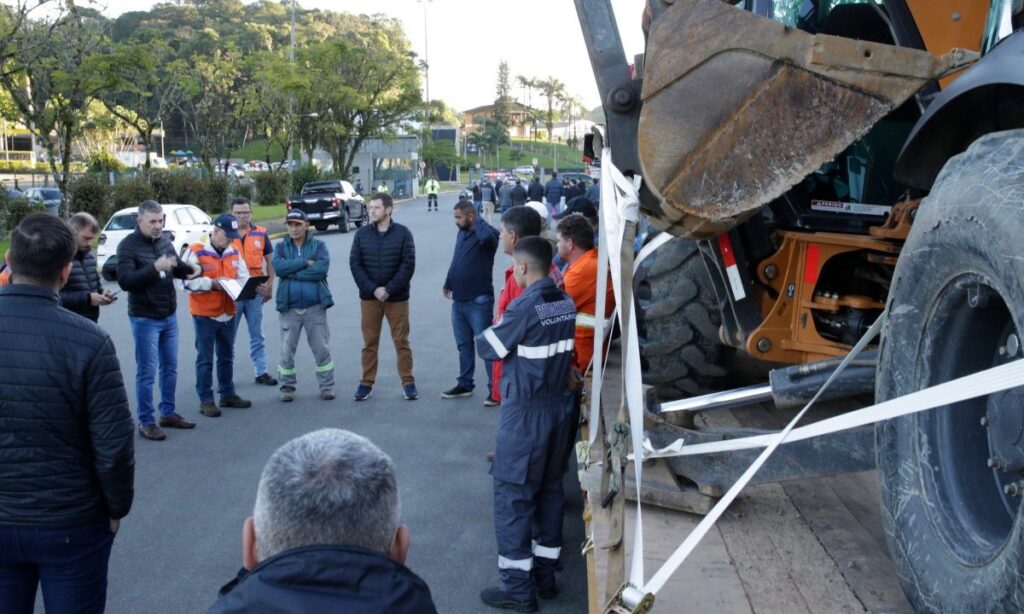 Joinville envia máquinas, caminhões e mobiliário escolar para ajudar moradores de Guaíba, no Rio Grande do Sul