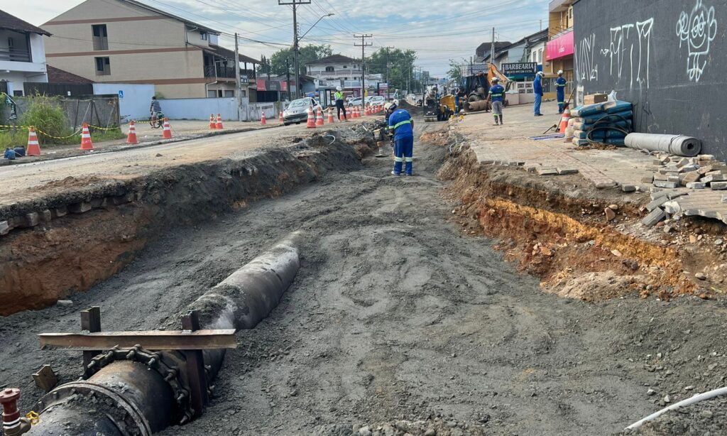 Águas de Joinville trabalha na repavimentação da rua Florianópolis