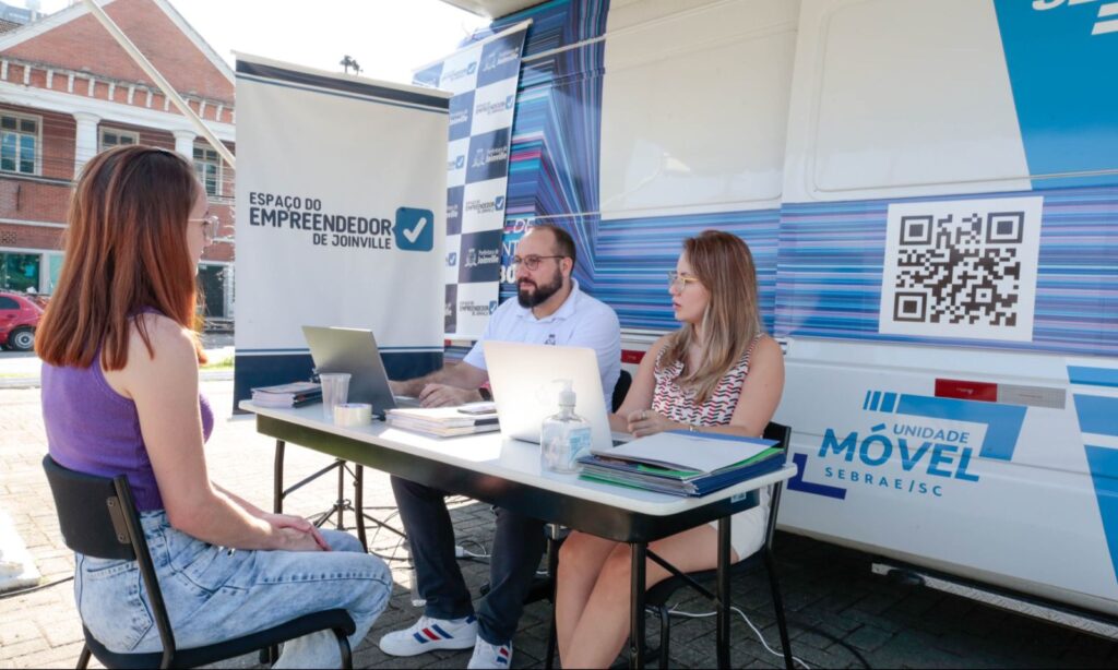 Prefeitura de Joinville e Sebrae orientam microempreendedores individuais em unidade móvel na Praça da Bandeira