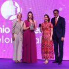 Servidoras recebem prêmio no palco