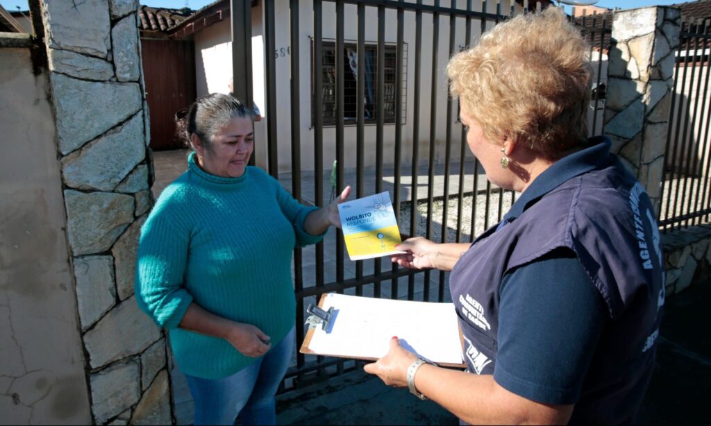 Agentes Comunitários de Saúde de Joinville orientam população sobre o mosquito Wolbito