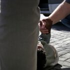 Pessoa em situação de rua sendo auxiliada