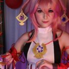 Menina vestida de cosplay oriental