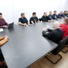 Prefeita em exercício reunida em volta de uma mesa com secretários e representantes do Corpo de Bombeiros