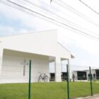 Imagem da fachada do cemitério com uma capela na frente
