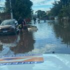 Área de rua alagada, com móveis boiando.