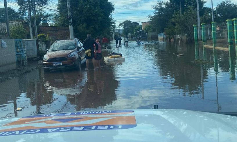 Equipe de Joinville atua nos trabalhos após enchente em Guaíba