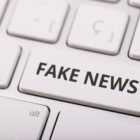 Imagem de parte de um teclado e em uma tecla está escrito "fake news"