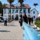 Fachada do Museu da Imigração com pessoas circulando