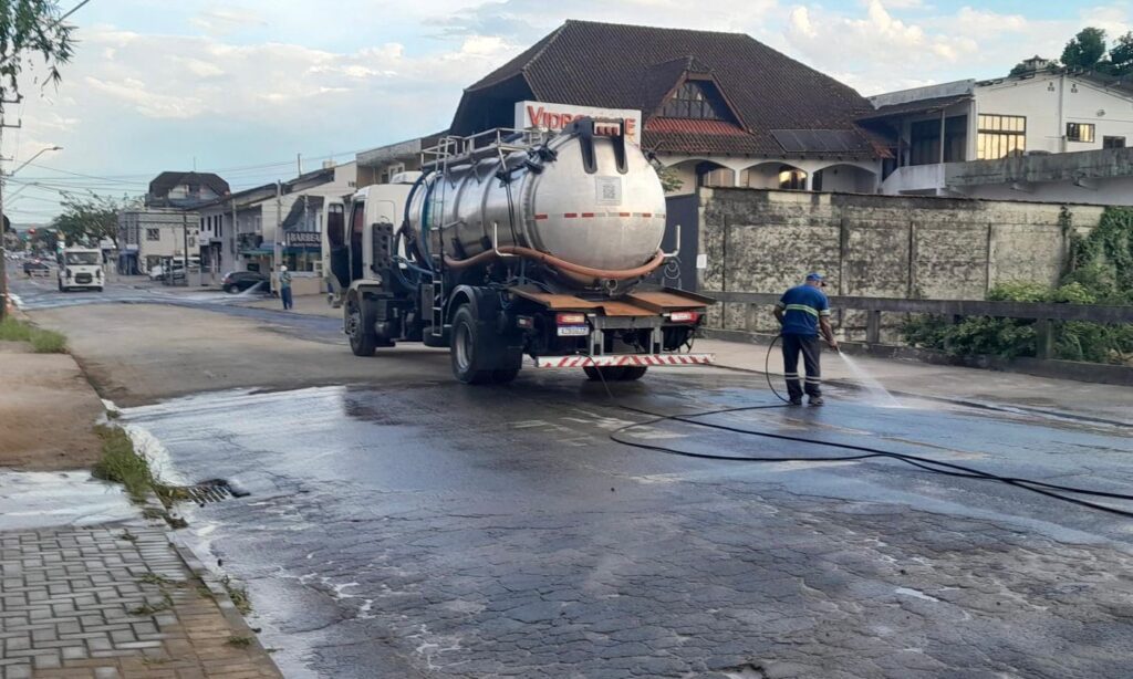 Companhia Águas de Joinville conclui repavimentação da rua Florianópolis