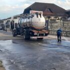 Caminhão em rua que passa por obras
