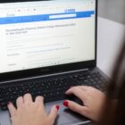 Mulher em frente a tela do computador