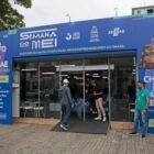 Tenda montada em praça para atender microempreendedor