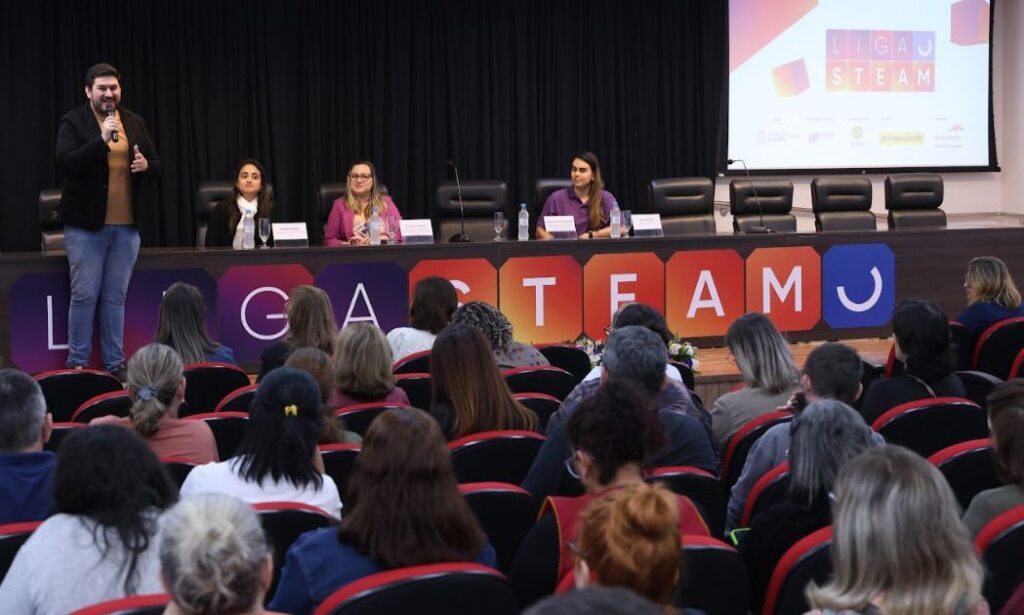 Educadores da rede municipal participam de formação na abordagem STEAM