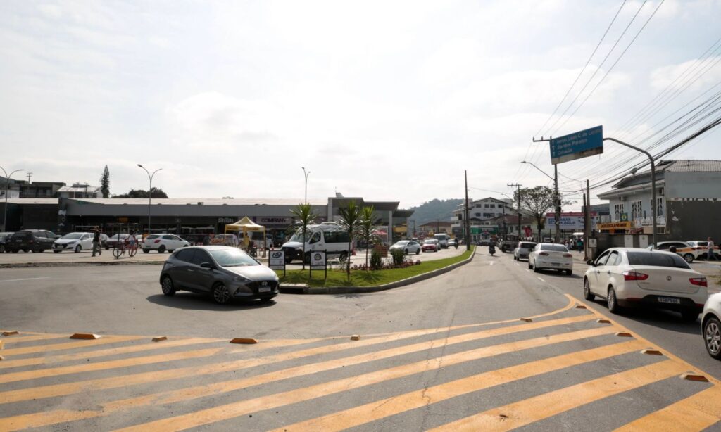 Prefeitura de Joinville conclui implantação da nova rotatória da rua Tuiuti
