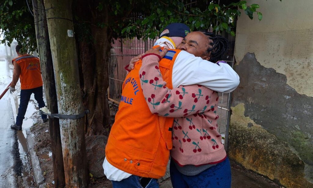 Ruas são limpas e salas de aula começam a ser montadas com material enviado por Joinville para o município de Guaíba