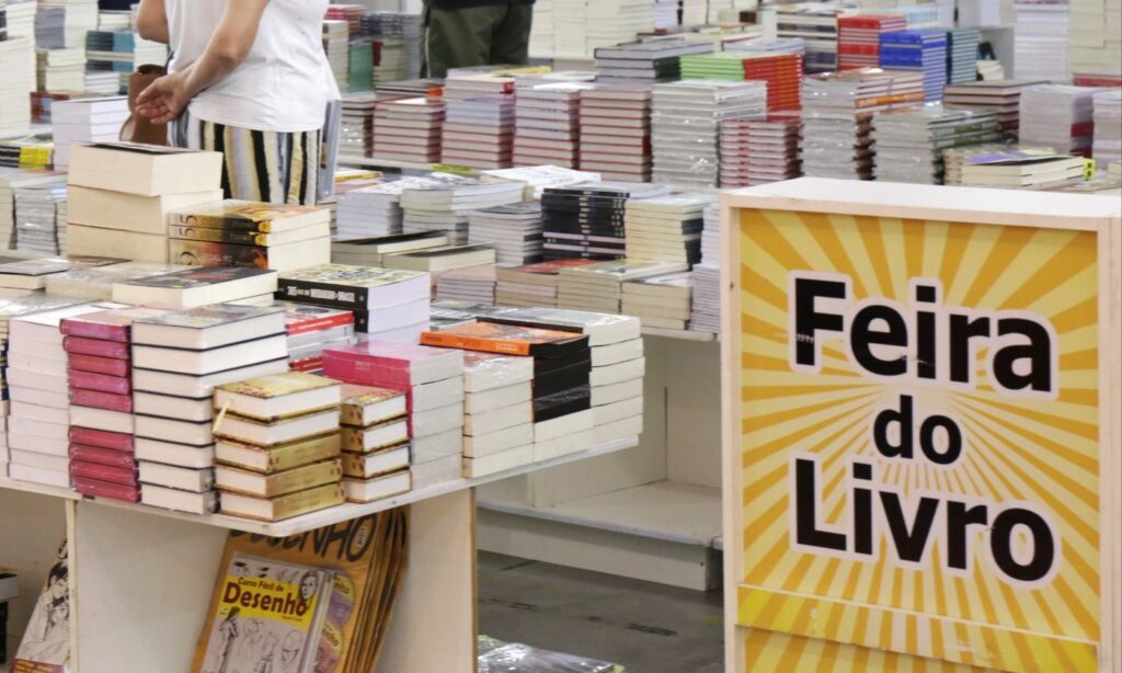 Secretarias Municipais e Companhia Águas de Joinville participam da 20ª edição da Feira do Livro