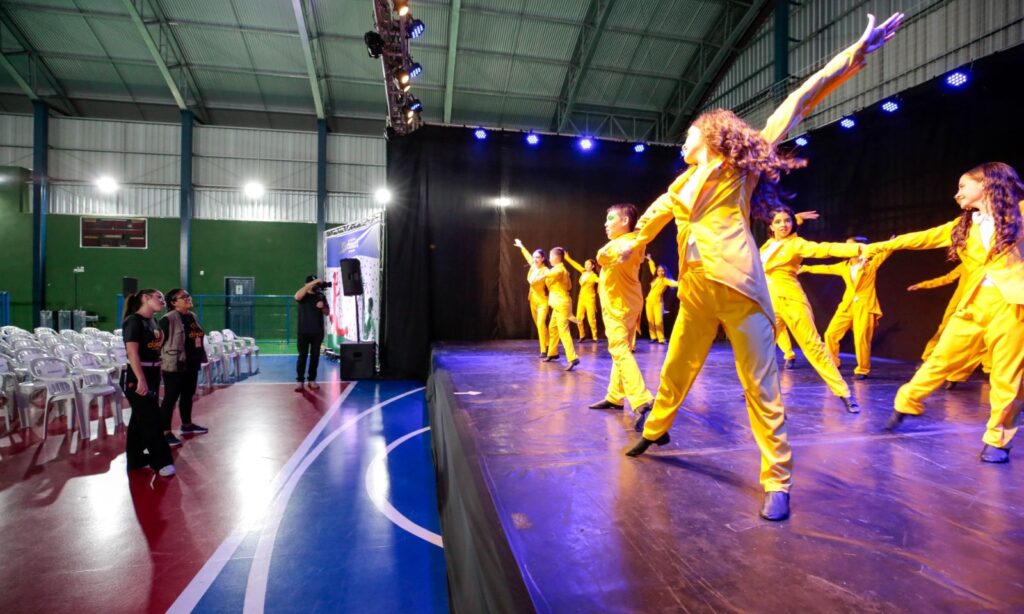 Grupo da Escola Pedro Ivo Campos apresenta coreografia que vai concorrer no Festival de Dança de Joinville