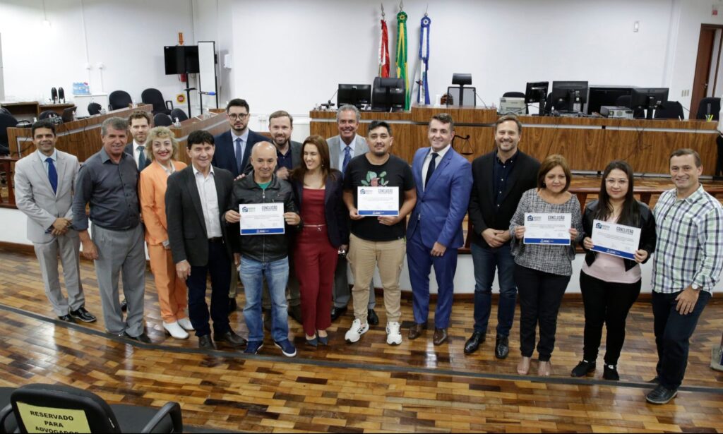 Joinvilenses recebem certificado de Regularização Fundiária durante evento da Caravana da Reurb