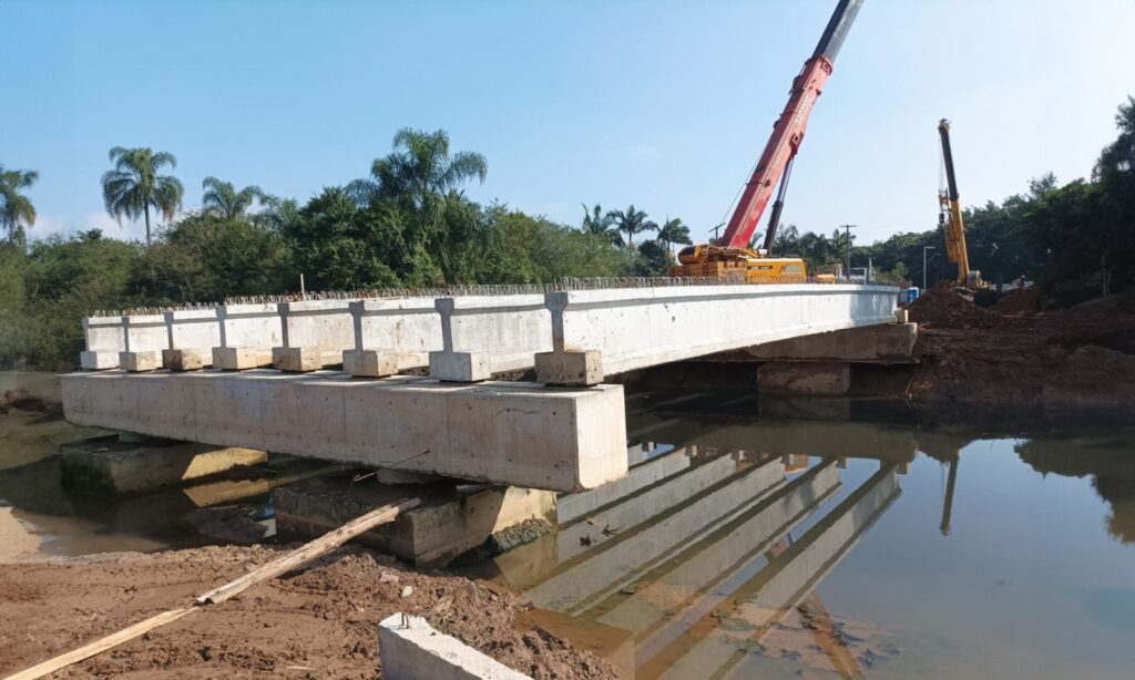 Prefeitura de Joinville lança longarinas de dois vãos da Ponte Nacar