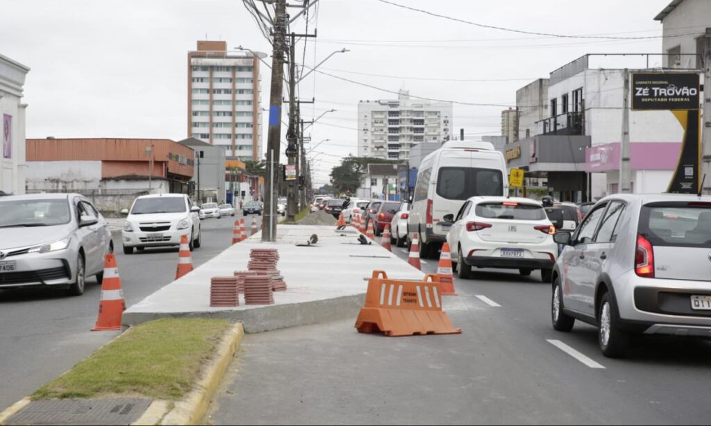 Obras na rua Coronel Procópio Gomes terão continuidade com ajuste das paradas de ônibus