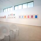 Trabalhos expostos nas paredes da galeria