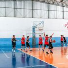 Meninos disputam partida de basquete