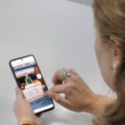 Mulher acessa a Plataforma Visite Joinville Virtual pelo celular